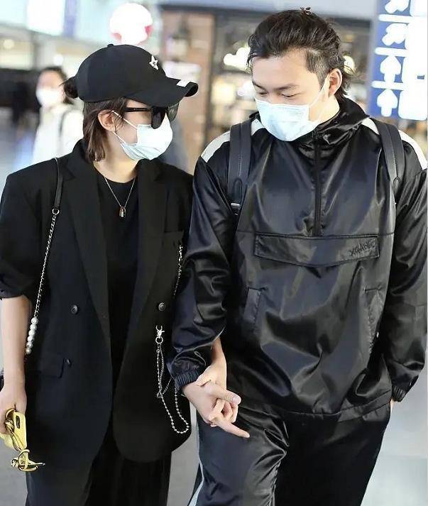 手臂纤细状态佳,许文赫明显发福胖好几圈_夫妻俩_黑色_表演
