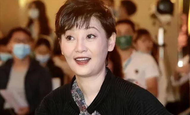 被王志文赶出家门,答应冯小刚终生不育,卑微的她才是人间清醒_徐帆