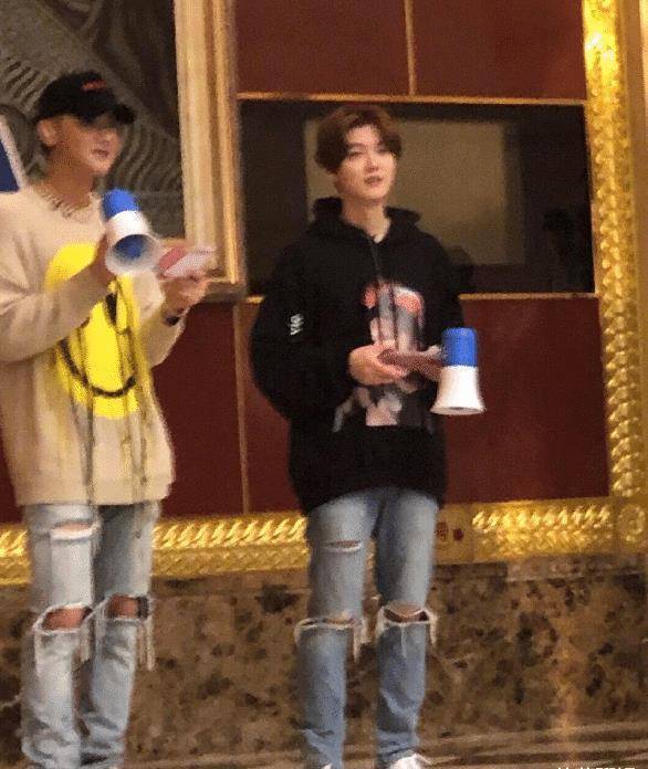 鹿晗黄子韬同框,两人穿同款"破洞裤",未修图中身高差意外了_照片_网友