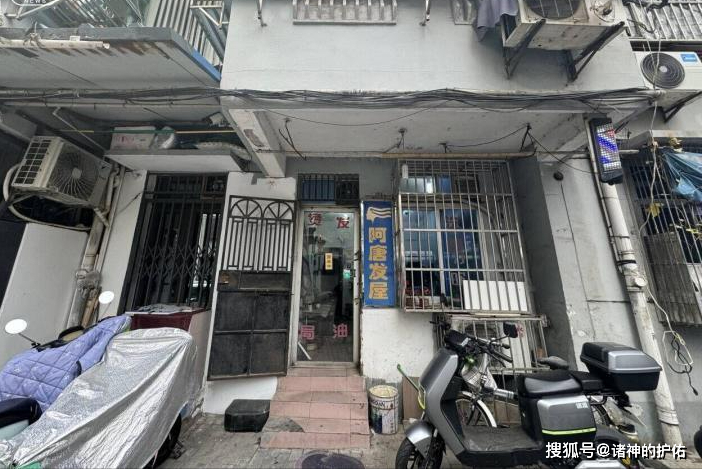 理发的一般是位邻家大爷,手法娴熟,但只会理简简单单的几个发型,主打