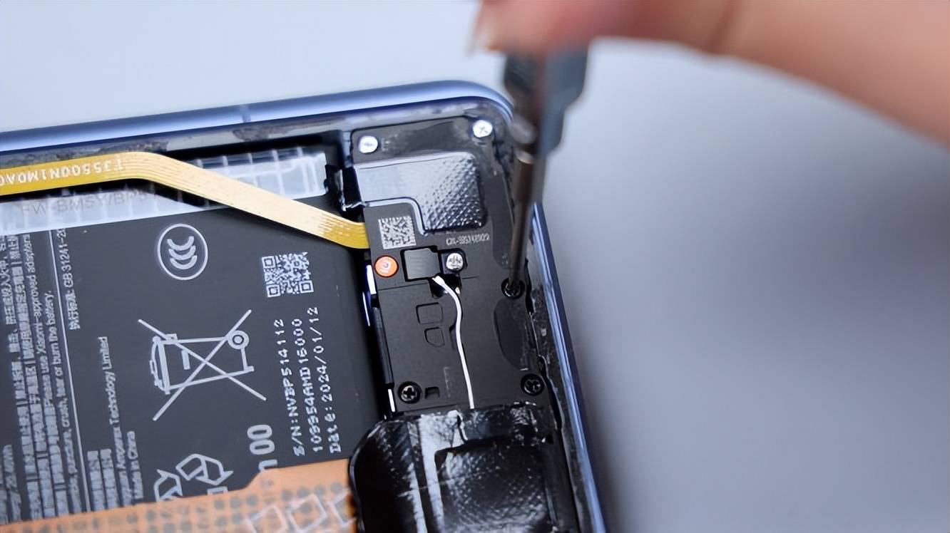 小米14 ultra首发拆解:把"老瓶装新酒"玩出新高度_盖板_金属中_散热