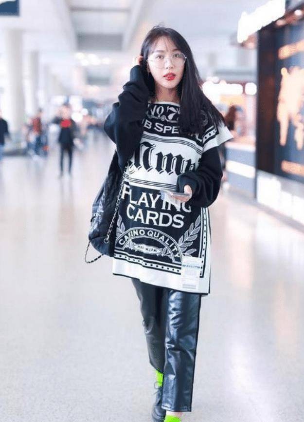 李菲儿风波后现身机场,穿九分皮裤露一截绿,这是在暗示什么_黄晓明