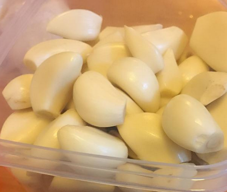 其实浸泡腊八蒜,正确的做法应该是用米醋.