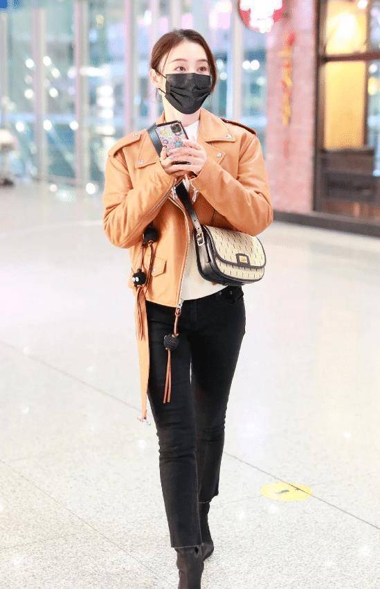 袁姗姗走机场真"壕气",黄皮夹克显高级,又美又飒超抢眼_look_时尚_版