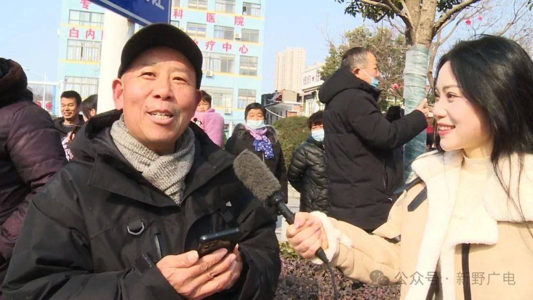 新野县元宵节举办大型民俗踩街表演活动_市民_队伍_气氛