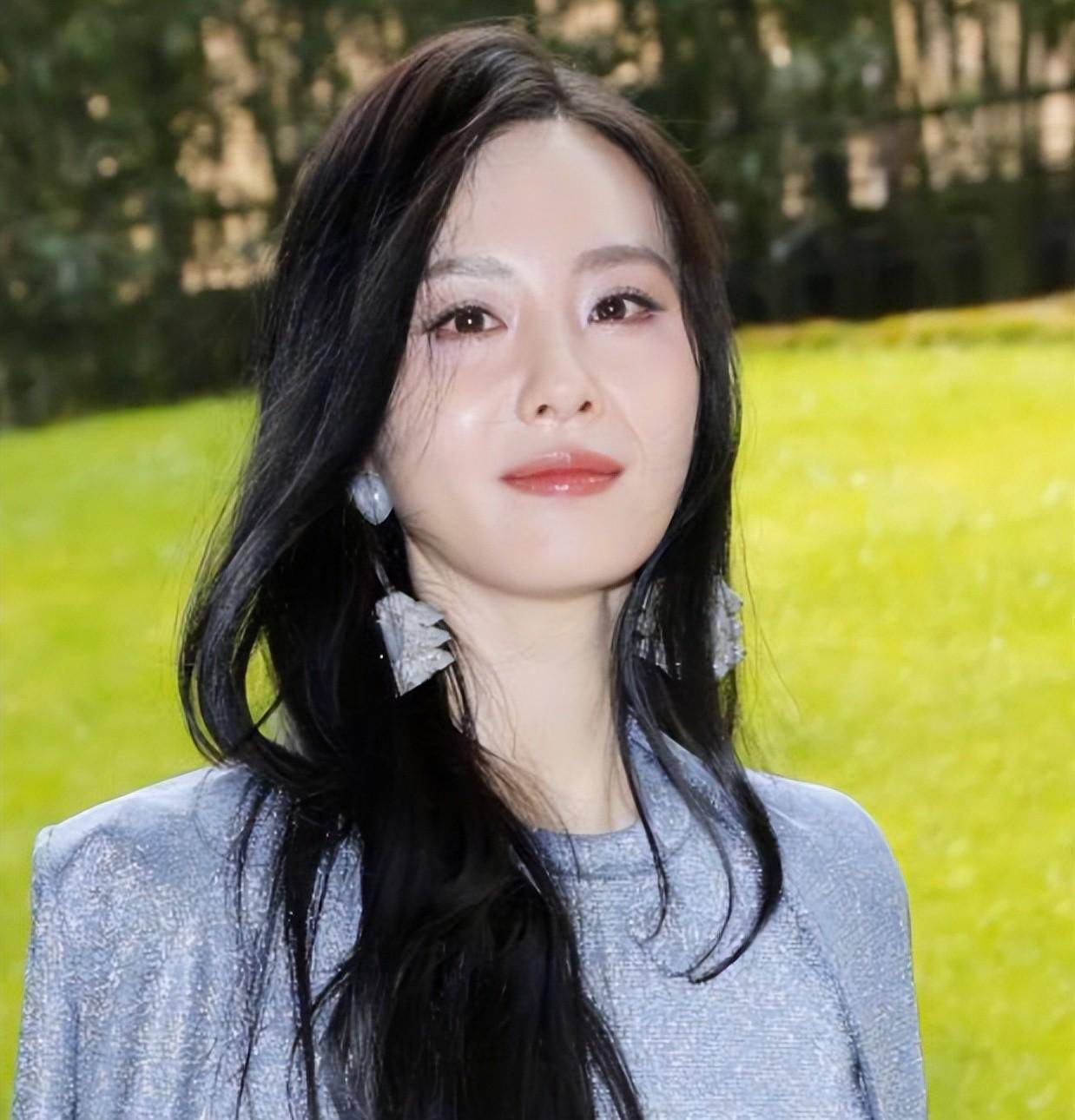 苹果肌都是异常饱满平整,法令纹像是要撑起来却不做表情就若隐若现