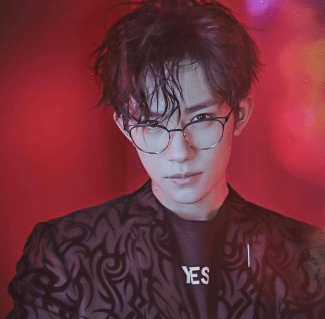 千玺亲自化妆时被助理偷拍,抬头看向镜头的眼神,让粉丝原地怂了_易烊