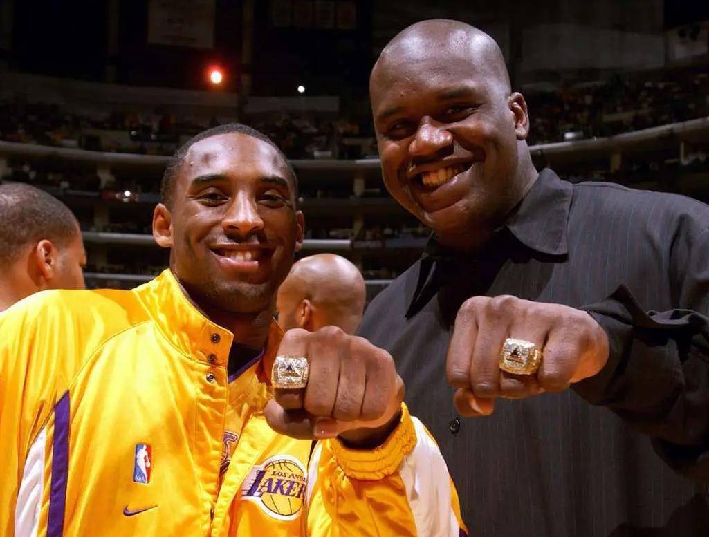 科比和奥尼尔的组合可谓是攻守兼备,他们在球场上的默契和配合无疑是