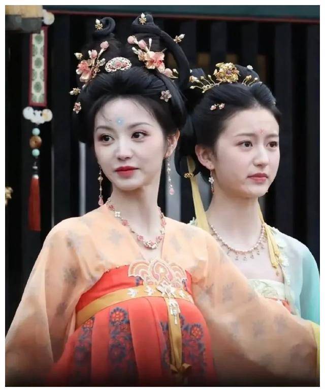 裴佳欣的朋友林子烨也是一位演艺圈的新生代,两人相似