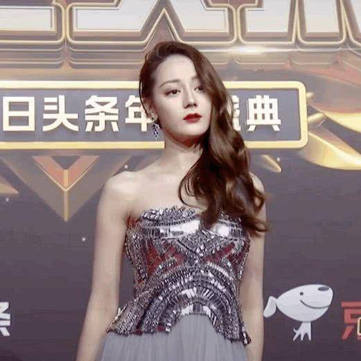 当关晓彤和迪丽热巴同框后,对比太过明显,终于理解鹿晗了!