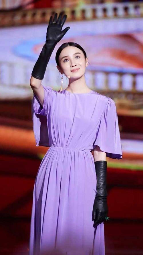 明星都追捧的紫色,与贵族,幸运相关联,难怪宁愿撞衫也要争着穿,看看有