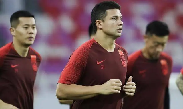 资深媒体人做出争议表态:艾克森阿兰很意外,国足遭打击_调整_球员