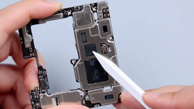 a面靠近电池btb的位置,还有一颗来自高通的电源ic.