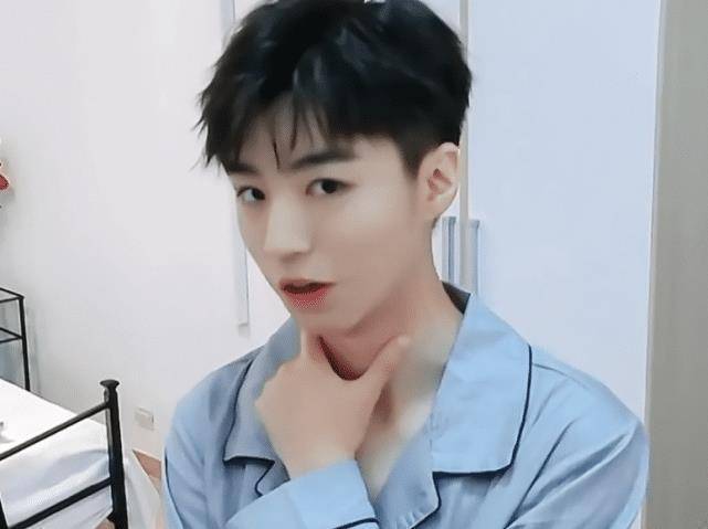 难怪王俊凯总盯着杨紫手机壳,看到这两字后,原谅我不厚道的笑了_姐弟