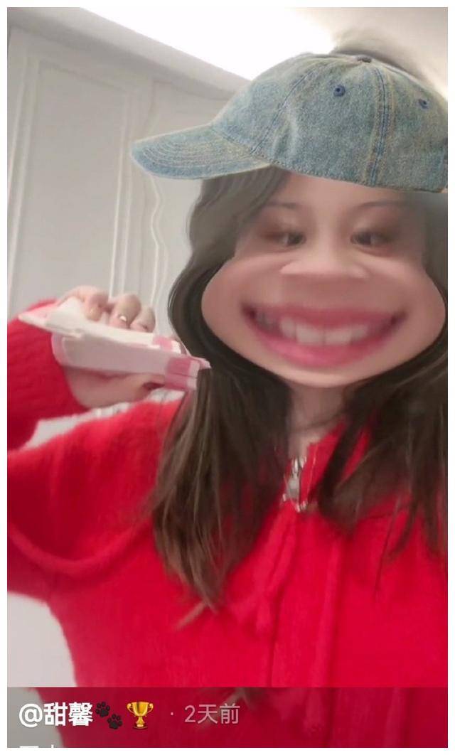 梧桐妹戴九个环,变性女装国外星二代操作,尽显风情韵味!