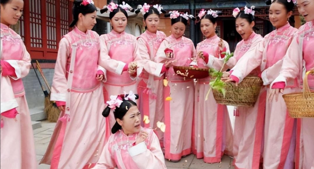 古代夫妻睡觉时,为啥要让丫鬟守在床边,难道他们不尴尬吗?