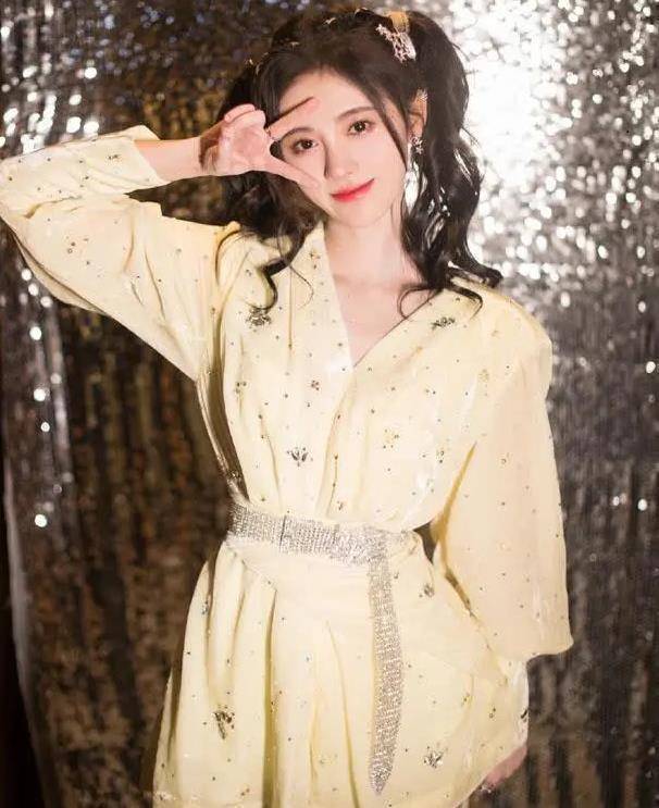 鞠婧祎穿短裙上台唱歌的样子见过没?