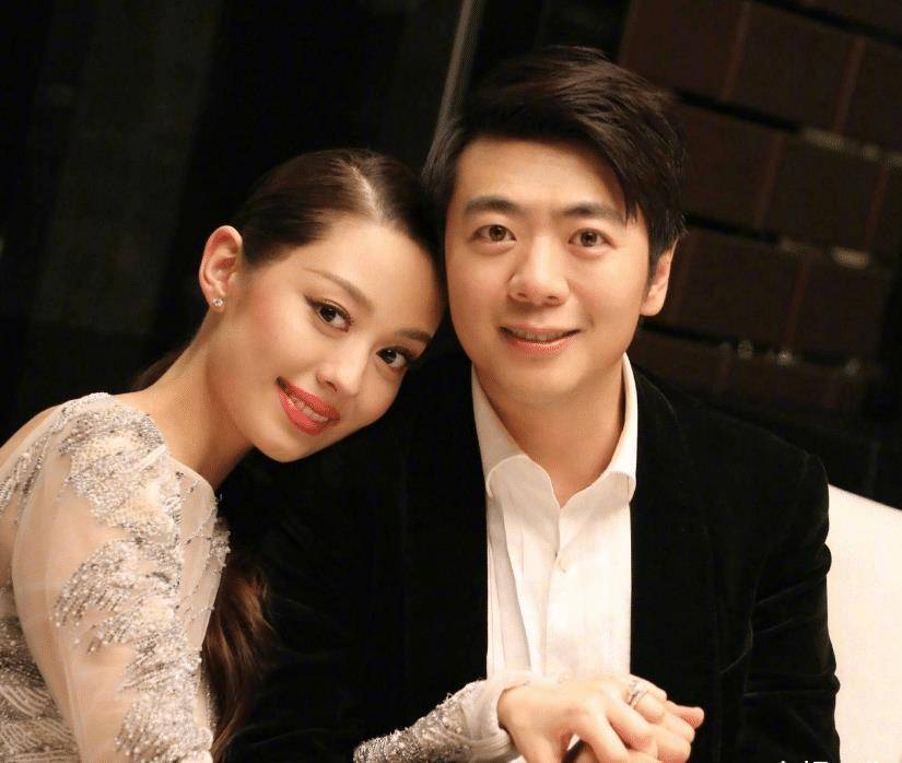 吉娜朗朗官宣有宝宝后,又有明星迎来好消息,采访时露出幸福笑容_郑恺