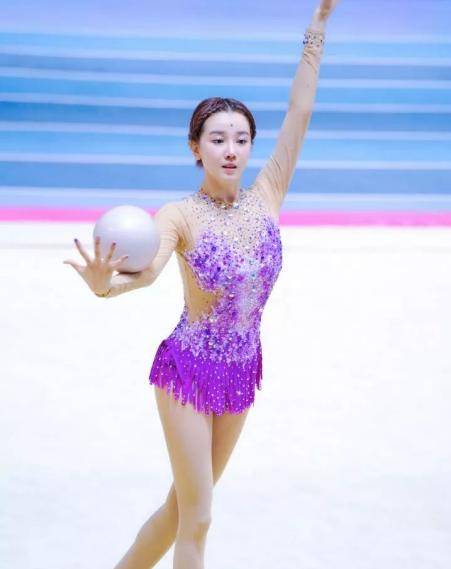 她因身材傲人离开国家队,采访用手挡胸口,被导演相