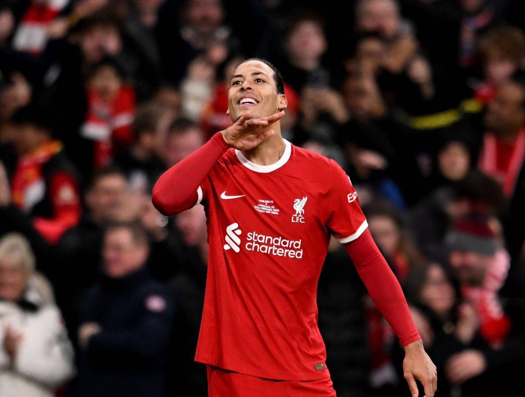 出的桑切斯把守球门,四后卫分别是古斯托,迪萨西,科尔威尔和奇尔韦尔