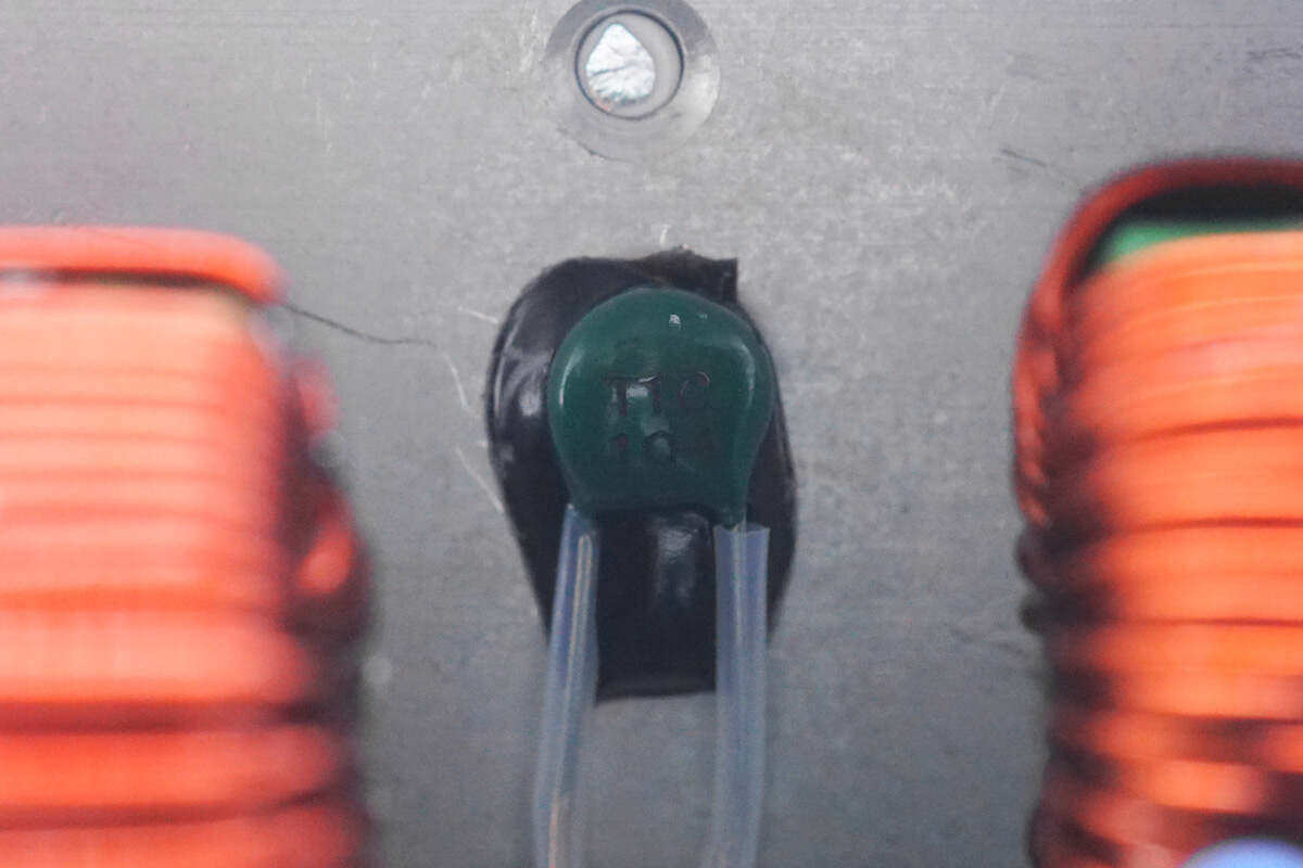 在散热片背面粘贴有一颗热敏电阻进行温度检测.