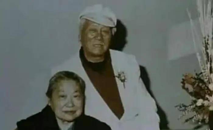 成龙姐姐:幼年被分手,晚年为母亲送终,拒绝回应与成龙的关系_房道龙