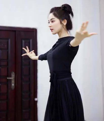 古力娜扎:从当红小花到全网黑,她的故事远远不止一个姐姐_舞蹈_因为