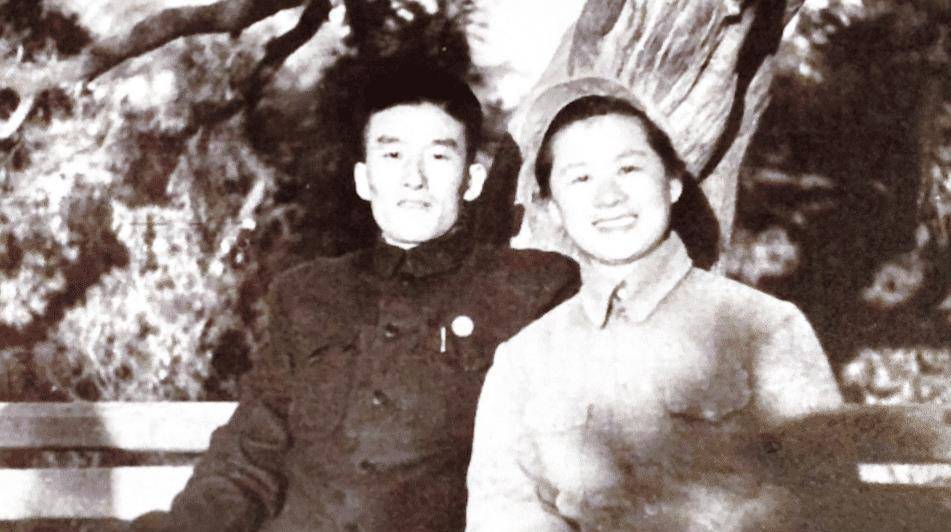 母亲丁一岚当时也在《晋察冀日报》工作,1949年开国大典上担任播音员.