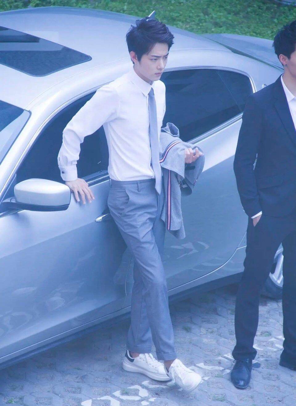 肖战豪车前臭美,把助理手机当成镜子"剔牙",男神包袱碎了一地_电视剧