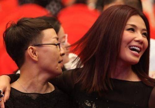 后来才知道,刘涛出道之前曾经想说相声,于是机缘巧合的拜了宋丹丹为师