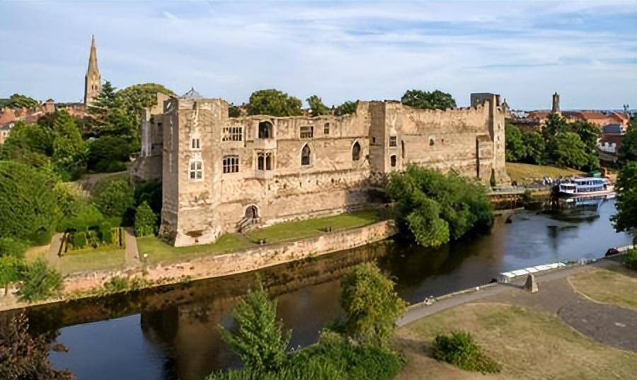 佩弗利尔城堡建于11世纪遭遇无数人抢夺至今俯瞰着德比郡