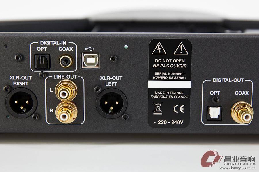 功放的铝合金面板是atoll系列中设计最漂亮的,两只大型的功能旋钮也很