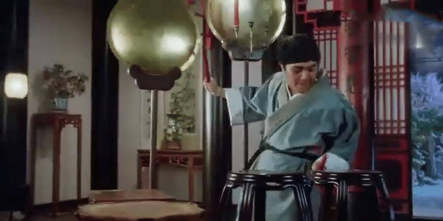 原本演员应该根据他的音乐来完成动作,可没想到周星驰却完全反了过来