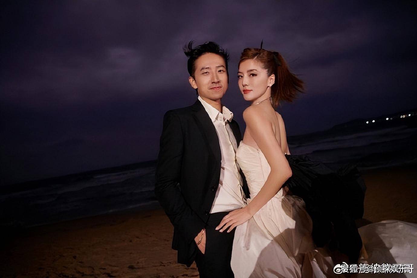 吴千语晒合照为老公庆生,甜喊施伯雄"我的爱",婚后越爱越高调_夫妻_穿