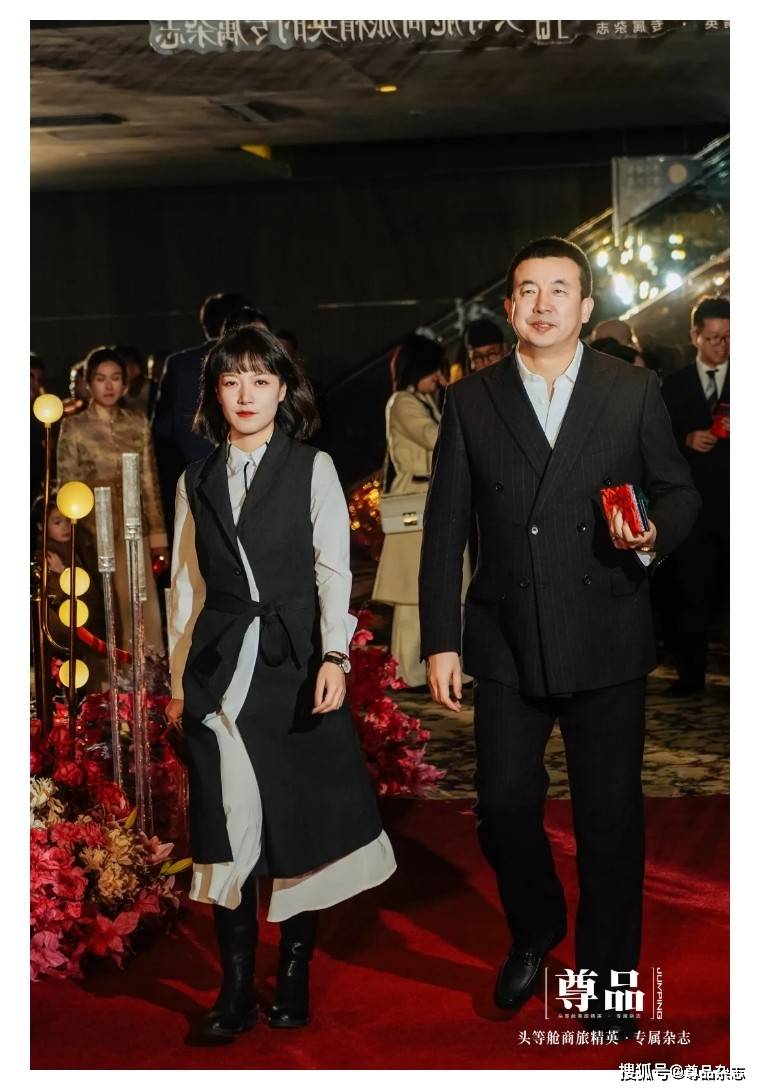 浙江宏亮富勒烯健康产业有限公司董事长董宏亮(右)湖南西班伟大者酒业