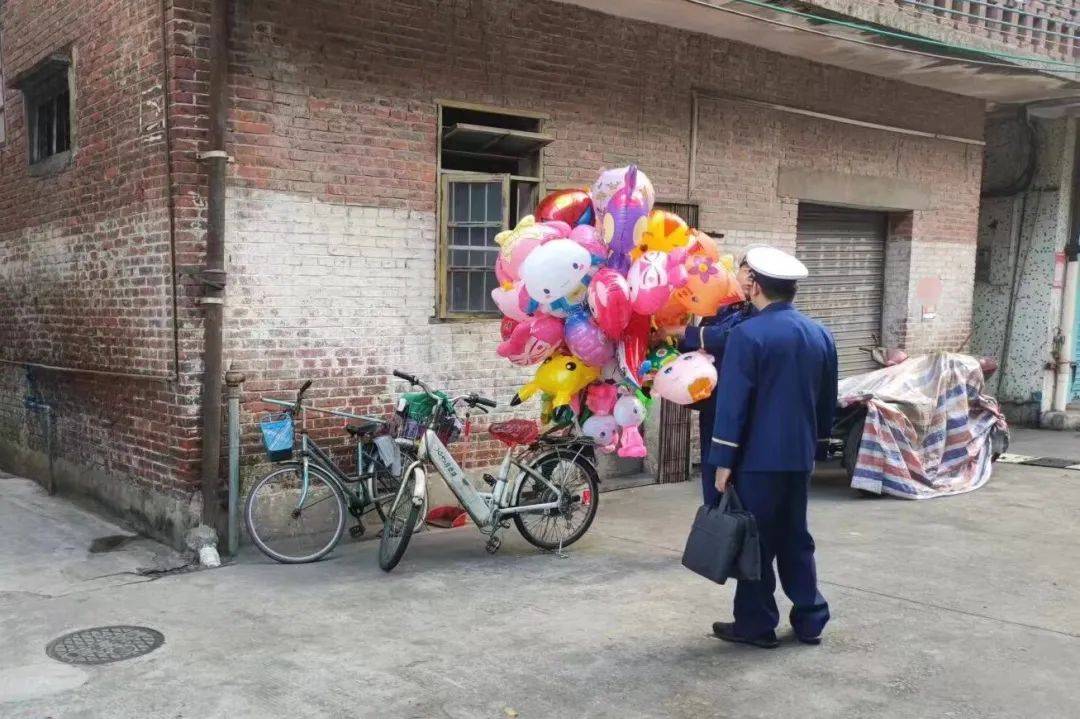 危险!禅城城管取缔3处氢气球加工售卖黑窝点