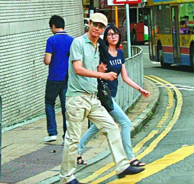 76岁郑少秋带三婚娇妻买豪车,妻子穿搭时尚好年轻,小女儿很漂亮,他却