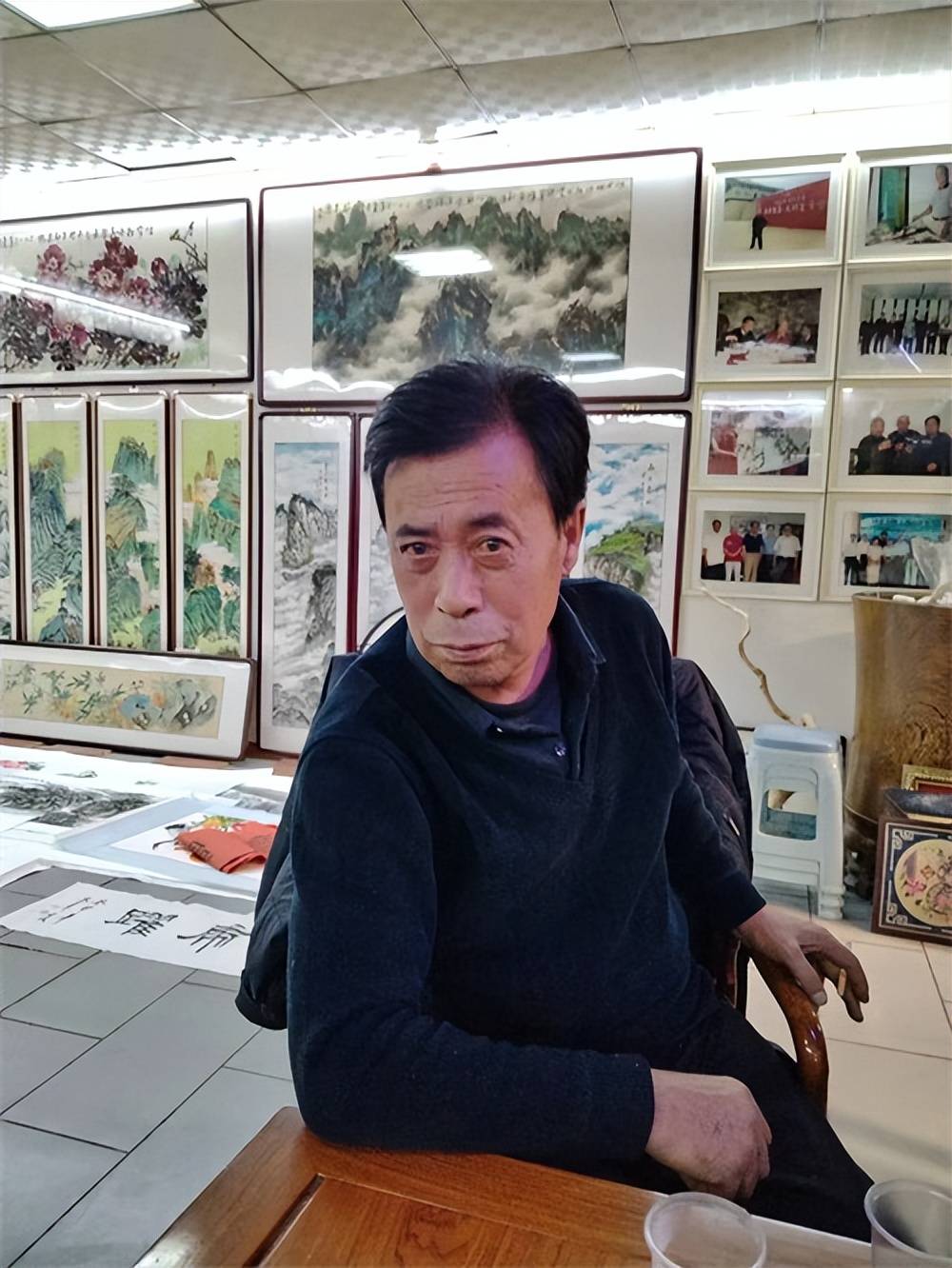 自幼喜欢书画艺术,70年代绘画拜唐山市美术大师闫文潮为师,学画小写意