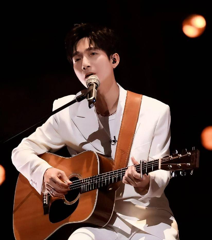 央视点评陈楚生,他是实至名归的双冠王,网友:他是永远的神!