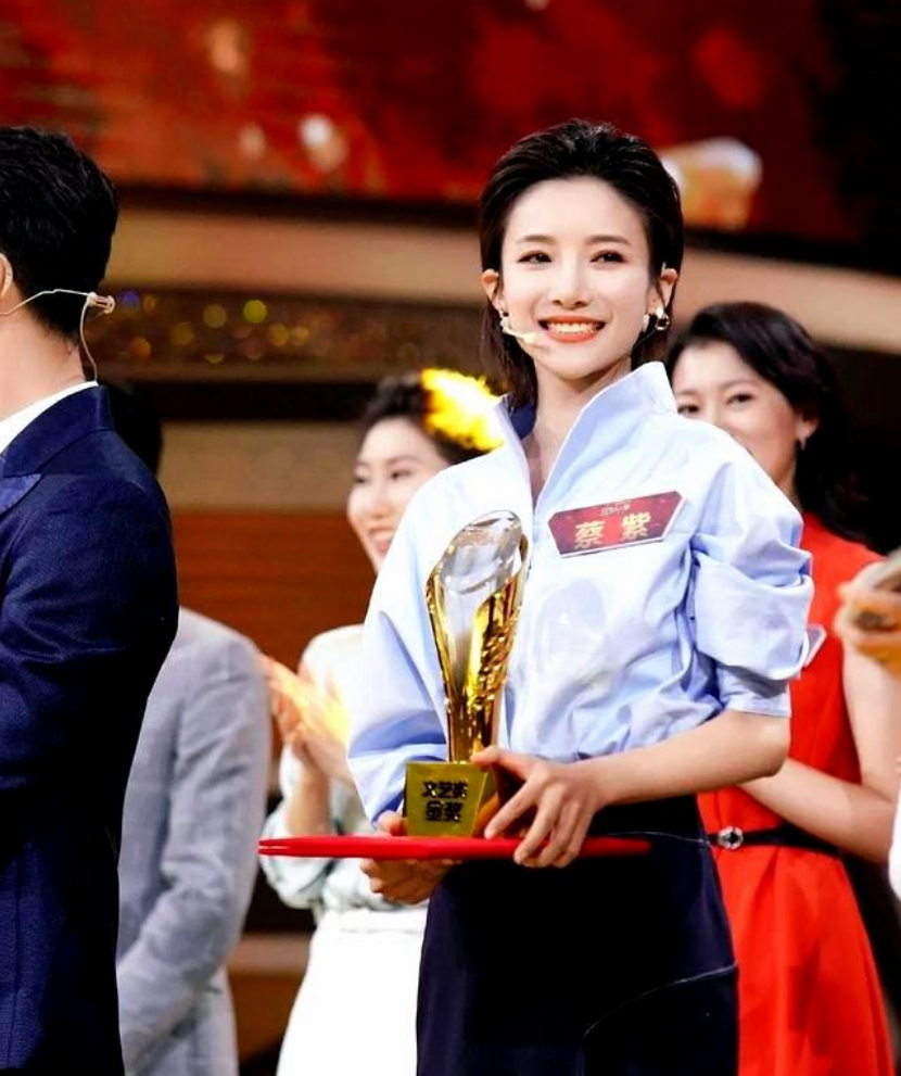 蔡紫:央视主持人大赛冠军,夺冠后拒绝入职央视,如今怎么样了?