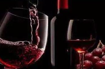 因为红酒可以帮助我们软化血管,所以对于中老年人来说,适当的喝红酒