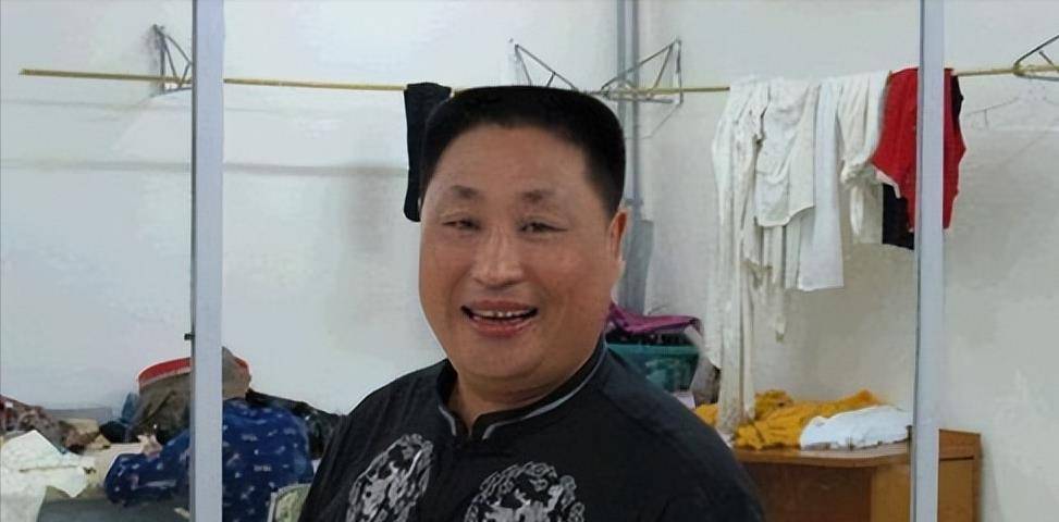 2007年,45岁的李正春因病去世,赵本山为他守灵一夜,料理后事_时候