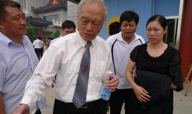 就在马晓琴准备落实行动之际,季羡林的外孙何巍,也跑来人才市场准备找