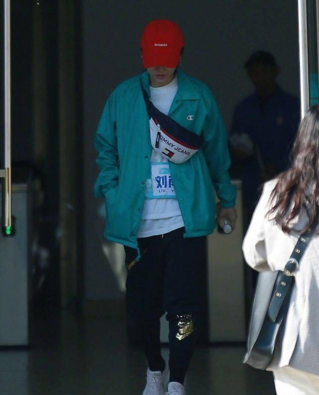 c位刘雨昕穿搭合集,令人心动不已_黑色_长裤_运动