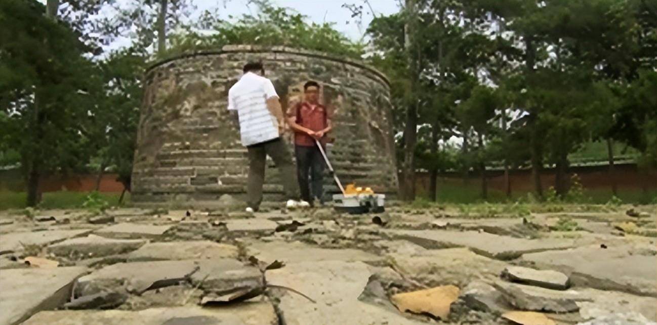 当年被人盗掘的是珍妃的姐姐瑾妃之墓,而珍妃墓因为规模较小而躲过一