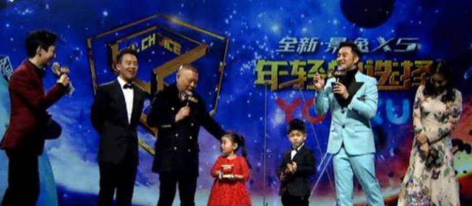 综艺中"令人气愤"的场面:让人舔脚趾,欺负没有背景