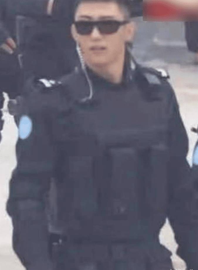 王一博军旅剧路透照,寸头造型阳光迷人,但气质方面不如黄景瑜_感觉
