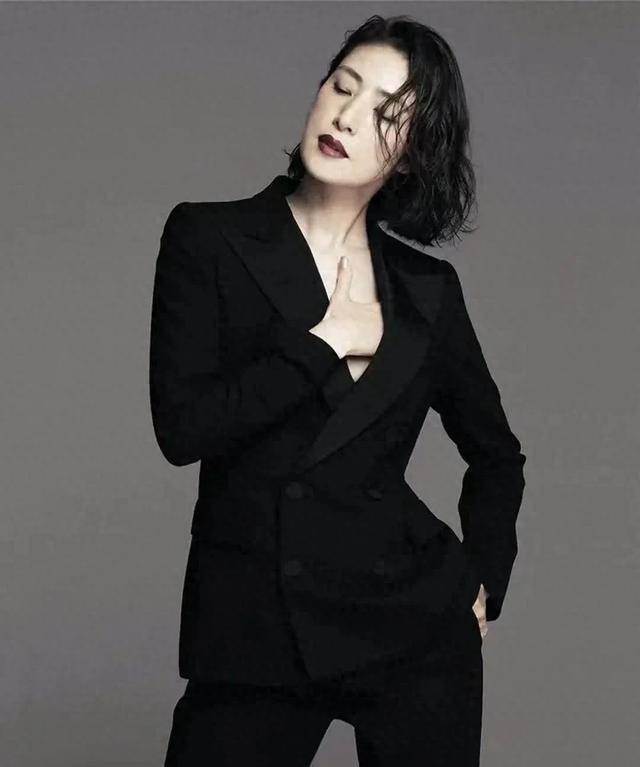 近日,日本国宝级女演员天海佑希新剧官方海报曝光.