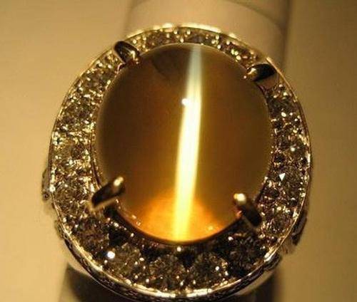 而我国留存下来的顶级猫眼石,都是从古墓中发掘的文物,分别来自万历