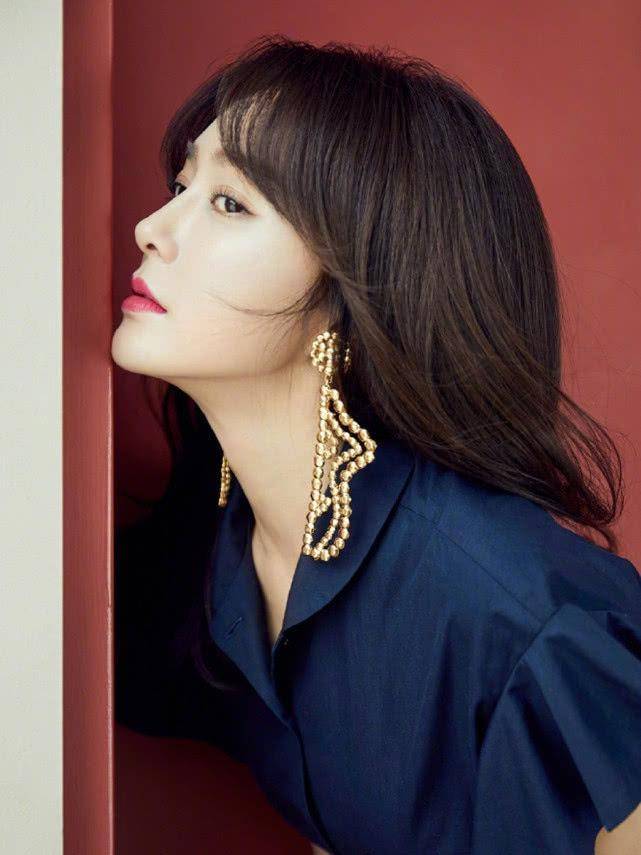 秦岚时尚大片,大红唇气质高雅又女神,网友:什么神仙颜值?_人家_女明星